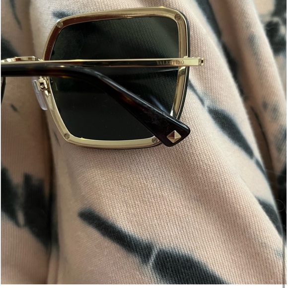 Valentino crossbody bag and sunglasses. - Picture 7 of 10